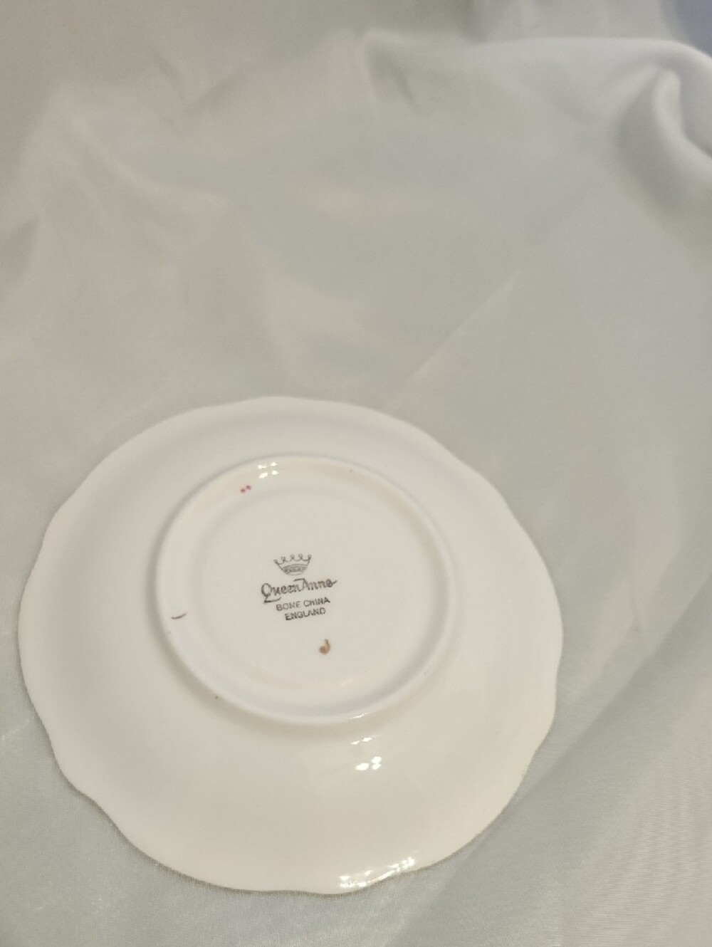 Porcelain Saucer with Pink Rose Motif and Gold Trim - Picture 2 of 4